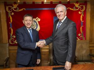 De izquierda a derecha: Roberto Colomer, director general de UCI y José Manuel García Collantes, presidente del Consejo General del Notariado